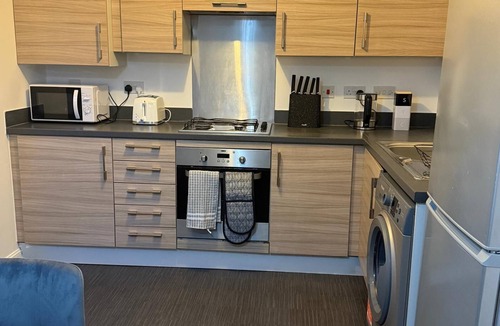 Patchway House | Modern & Comfortable Stay in Patchway, Bristol | Near Cribbs Causeway/Aztec
