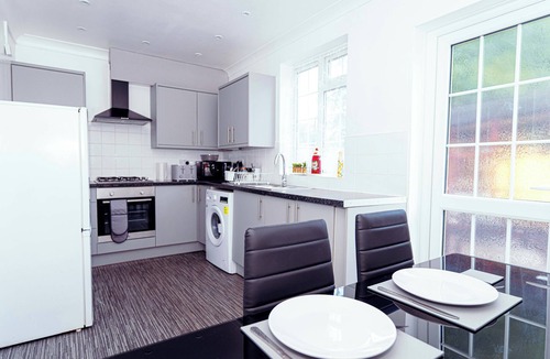 Hatfield House | Modern,comfy 2 Bedroom House in Hatfield, Town Centre, Free Parking!