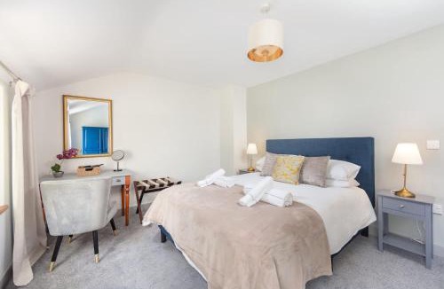 Shepton Mallet House | Modern Cottage Countryside Views Private Parking