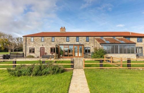 Shepton Mallet House | Modern Cottage Countryside Views Private Parking