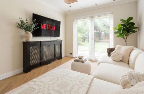 Chafford Hundred House | Modern Detached Home with Hot Tub & Infrared Sauna