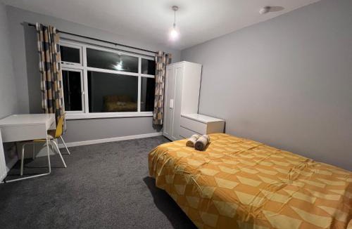Coventry House | Modern Double Room With Free Parking & Fast WiFi 5 Mins To Warwick Uni