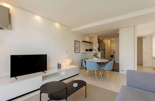Chamberi Apartment | Modern Flat in Rios Rosas with Terrace