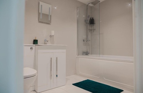Wolverhampton Apartment | Modern Flat l Molineux 5 Min l Smart TV l WiFi l Free Parking