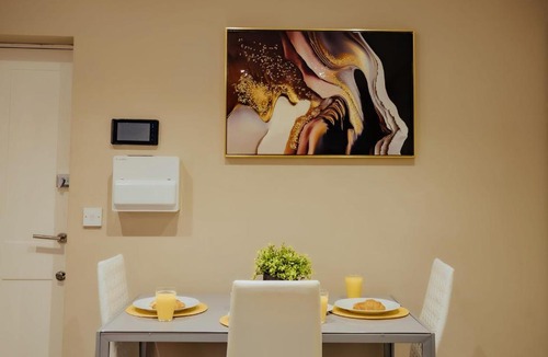 Wolverhampton Apartment | Modern Flat l Molineux 5 Min l Smart TV l WiFi l Free Parking