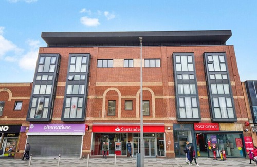 Hemel Hempstead Apartment | Modern High St Studio w/Balcony