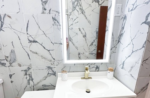 Monte Grande Apartment | Modern Home in Historic Downtown I Pet Friendly