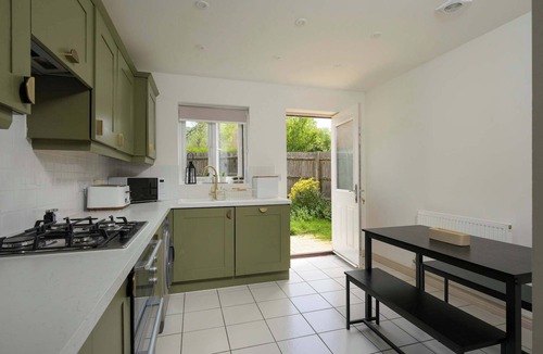 Cheltenham House | Modern Home on Edge of Cotswolds, Private Parking