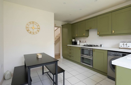 Cheltenham House | Modern Home on Edge of Cotswolds, Private Parking
