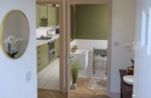 Cheltenham House | Modern Home on Edge of Cotswolds, Private Parking
