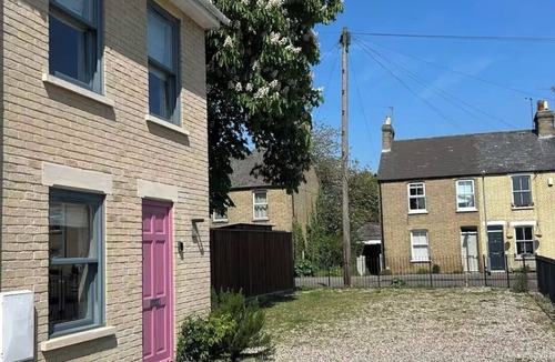 Trumpington House | Modern home, sleeps 8, garden 3km from Cambridge, free carpark