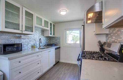 Encinitas Cottage | Modern One Bedroom - two blocks to the beach & Downtown Encinitas!