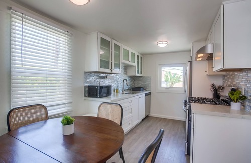 Encinitas Cottage | Modern One Bedroom - two blocks to the beach & Downtown Encinitas!