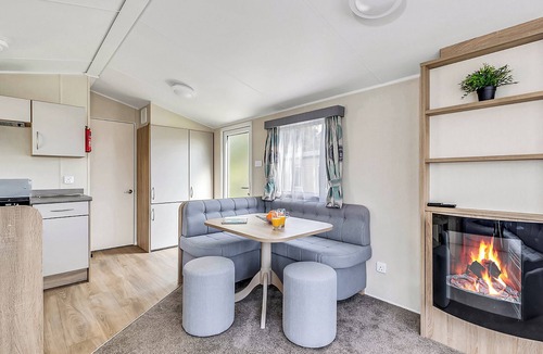 Wiseman's Bridge House | Modern open plan caravan with one double with en suite W.