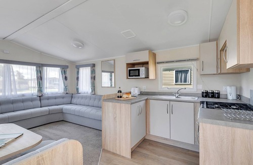 Wiseman's Bridge House | Modern open plan caravan with one double with en suite W.