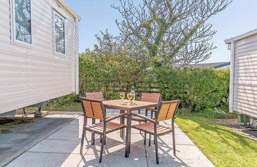 Wiseman's Bridge House | Modern open plan caravan with one double with en suite W.