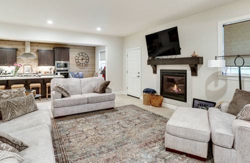 Redding House | Modern Redding Home - 7 Mi to Sundial Bridge!