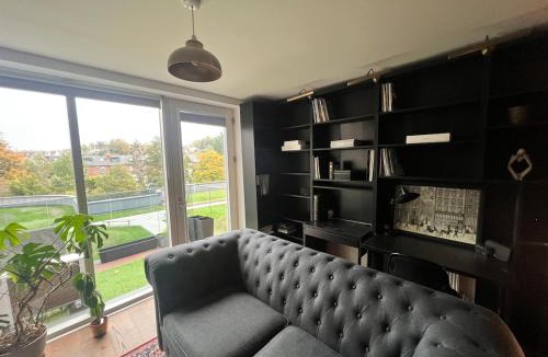 Reading Apartment | Modern Riverside Flat in central Reading, Free Parking, Fast WiFi, Near Station