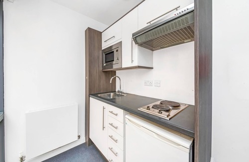 Sheffield City Centre Apartment | Modern Sheffield City Centre Studio w/Desk & TV