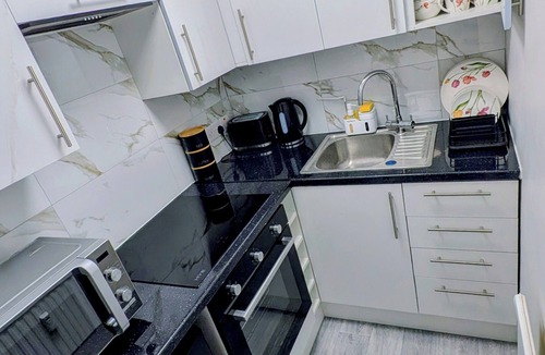 Aylesbury Apartment | Modern Spacious Flat | Near Aylesbury Station -Brand new