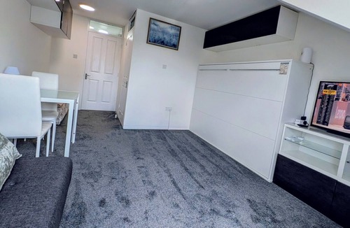 Aylesbury Apartment | Modern Spacious Flat | Near Aylesbury Station -Brand new