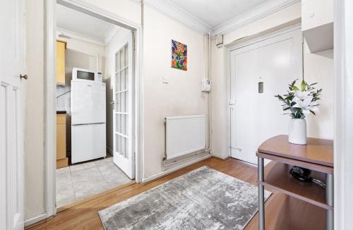 Hanger Hill Apartment | Modern Spacious studio flat in London