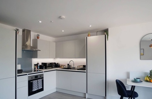 Hemel Hempstead Apartment | Modern studio 30 minutes to London w/free parking