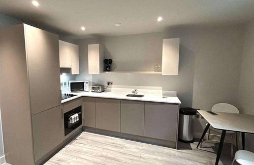 Bracknell Apartment | Modern Studio Near Bracknell Station | Free Parking
