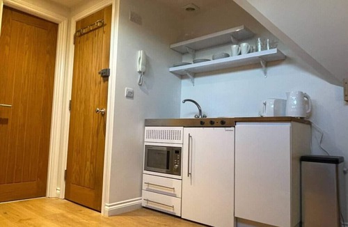 Mill Road Apartment | Modern Studio Retreat Just off Vibrant Mill Rd