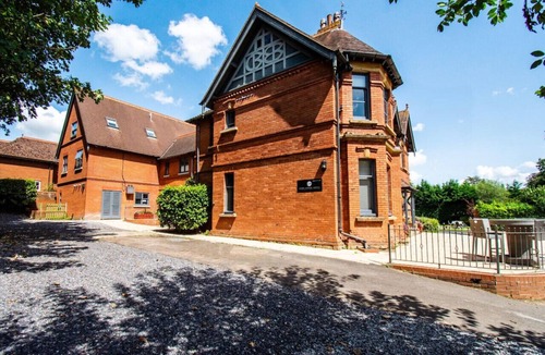 Yeovil Apartment | Modern Studio Stay Free Parking & Gym Access