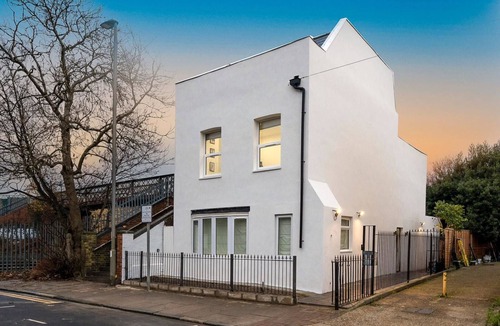 West Putney Apartment | Modern Top Floor Studio in Putney SW15 | Sleeps 3