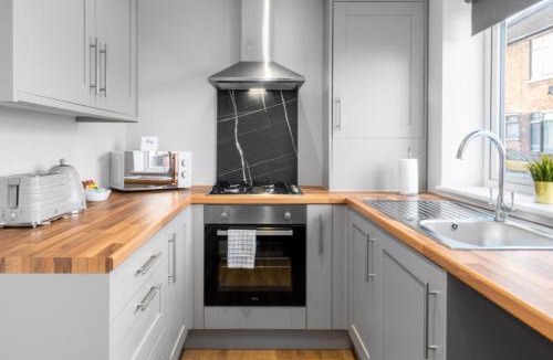 Stourbridge Apartment | Modern Two Bed Apartment - Two Parking Spaces - Netflix 1cSt