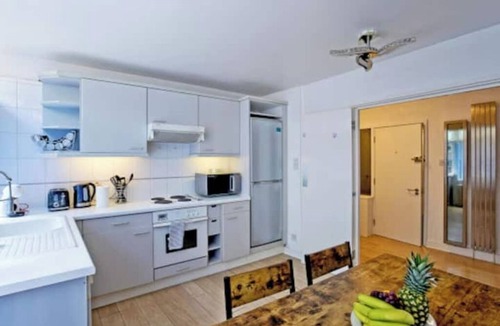 Fitzrovia House | Modern West End Hideaway with Balcony — Steps from Tottenham Court Road Station