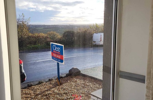 Carmel House | Modernised 3 bedroom 2 bathroom home ideal for business or pleasure