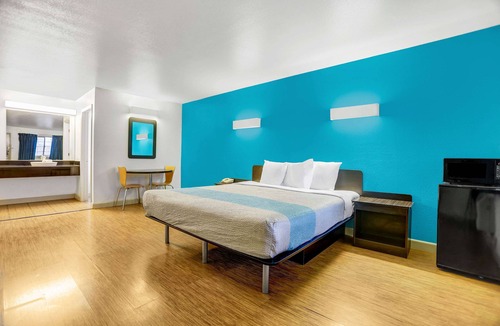 Cascade Hotel | Motel 6 Anderson, CA - Redding Airport