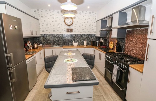 Bont Newydd House | Muriau Park, Caernarfon, Hot tub
