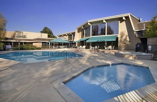 Redding Hotel | Nature Escape in Red Lion Hotel Redding! Comfy Unit, Gym, Pool, Restaurant