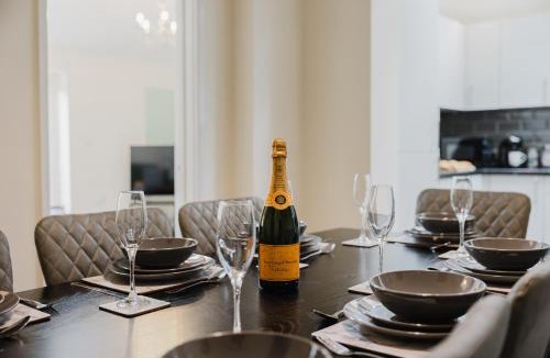 Leamington Spa House | NEW! Large 5BR 3BA Home Leamington Spa Driveway Parking WI-FI