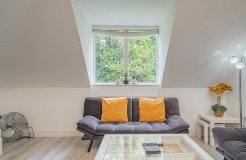 Whittington Apartment | New! Modern Elegant 2-Bed Apartment, free parking