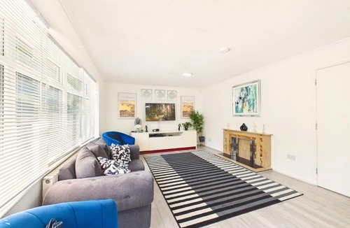 Oadby House | NEW Modern & Spacious Home in Oadby By Signature Stays - FREE Parking