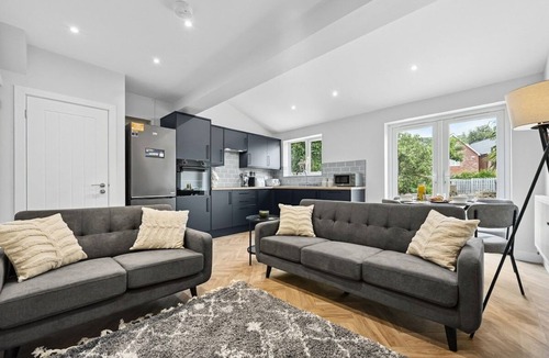 Tatenhill House | NEW! Sleek & Spacious, Driveway Parking