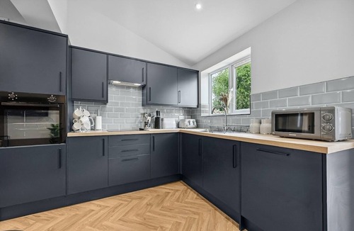 Tatenhill House | NEW! Sleek & Spacious, Driveway Parking