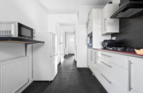 Weston on Trent House | NEW! Spacious 3BR With Private Parking