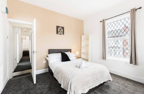 Coventry Bed & Breakfast | NEW! Spacious 7BR House with Free Parking and WIFI
