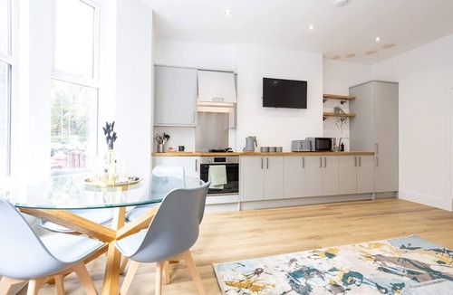 Walkden Apartment | NEW Spacious Flat Ideal for Business Sleeps 4