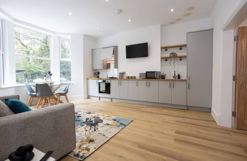 Walkden Apartment | NEW Spacious Flat Ideal for Business Sleeps 4