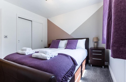 Warwick Apartment | Newly Refurbed Warwick Apt 2BR, Sleeps 3, Free Parking, Wi-Fi