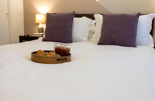 Warwick Apartment | Newly Refurbed Warwick Apt 2BR, Sleeps 3, Free Parking, Wi-Fi