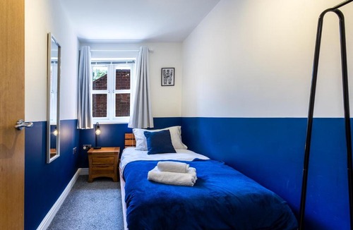 Warwick Apartment | Newly Refurbed Warwick Apt 2BR, Sleeps 3, Free Parking, Wi-Fi
