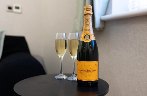 Warwick Apartment | Newly Refurbed Warwick Apt 2BR, Sleeps 3, Free Parking, Wi-Fi
